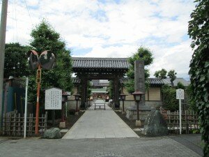 蕨市三学院の山門